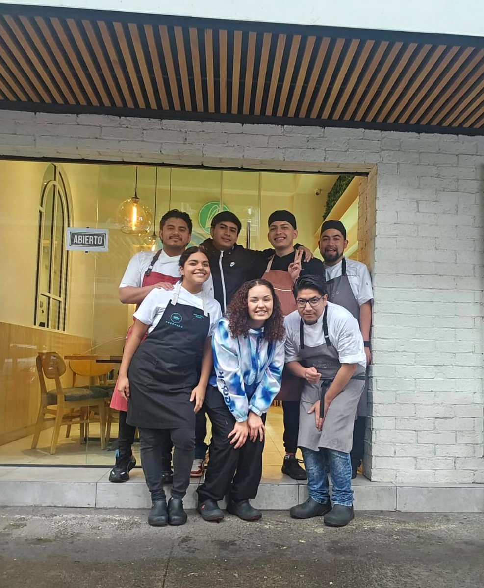 UFMedu's tweet photo. Las experiencias internacionales permiten a nuestros estudiantes sumergirse en entornos profesionales reales, conocer nuevas culturas y aprender de expertos. Nuestra alumni Pamela, realizó sus prácticas en una reconocida pastelería en México. 
Visita https://t.co/6YfbmaOZgN
#ufm https://t.co/0xu8uJZhXA