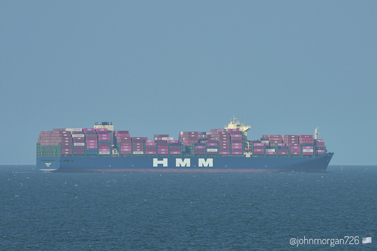 johnmorgan726's tweet photo. The HMM SAPPHIRE, IMO:9955260 en route to New York, flying the flag of Liberia 🇱🇷. #ShipsInPics #ContainerShip #HyundaiMerchantMarine #HMMSapphire https://t.co/sI7K3xJzwj