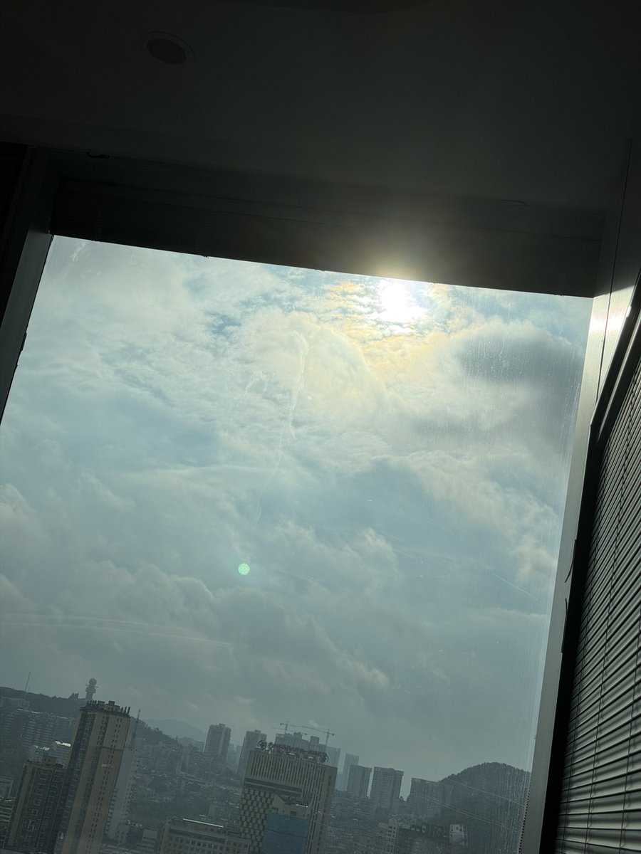 snva0nO's tweet photo. 太阳都晒屁股了 #贵阳 https://t.co/moDumiRLoP