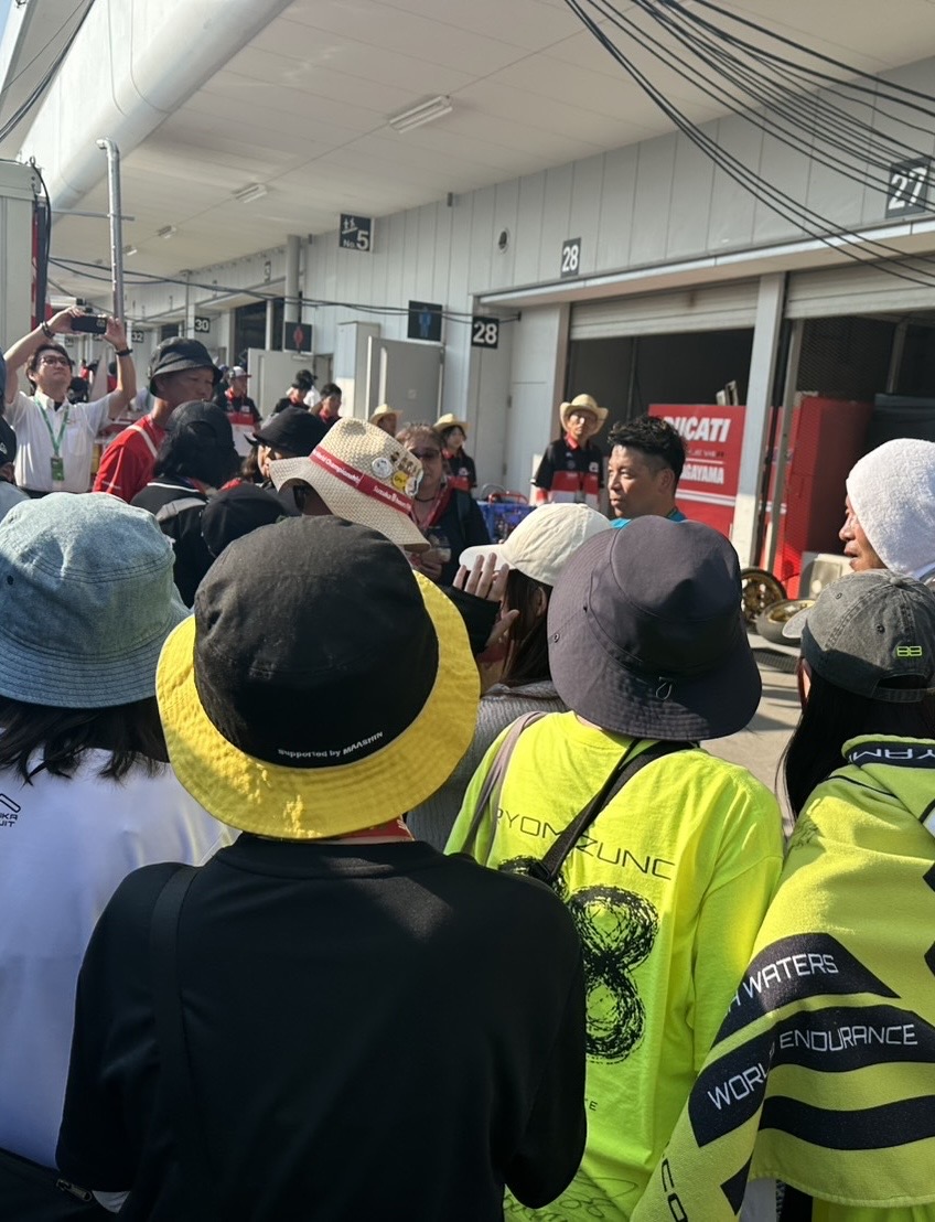 MFJoffice's tweet photo. MFJ女性スポーツ部会では、#鈴鹿８耐 　にて「パドックツアー」を一日3回実施します！参加条件は女性とそのお連れ様(男女問わず)。所要時間は1時間程度です。

お申込みは教育センター(8FESエリア側)にて受付けています↓ https://t.co/6Q2157Dvdx