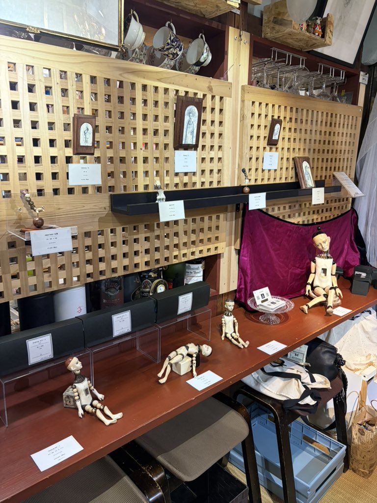 pikousa2's tweet photo. 昨日はアラビクさんで開催のDANPENさんの個展【シン-ショウ】へ行って来ましたよ！
人のカタチをした人では無いもの、でも人形と言い切るにはそれもちょっと違うかも、と悩んでしまうもの。
今回の子たちはみんな自分の箱を持っていて、それって何だか哲学的。
素敵な展示でした☺️ https://t.co/uv3lRZ9xqp