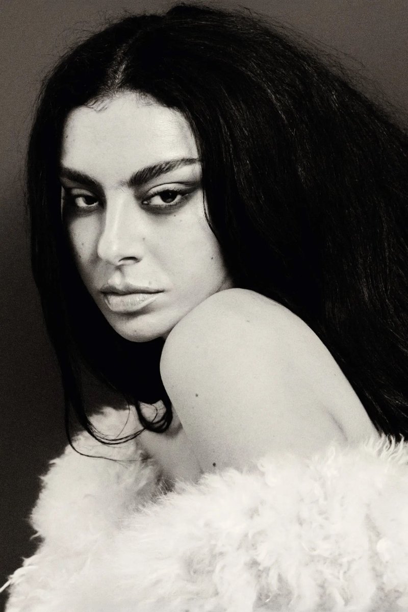 musictrendscol's tweet photo. Charli xcx está negociando su llegada a por lo menos 5 países de LATAM durante el primer cuatrimestre de 2027 🚨

Se espera que esta visita esté ligada a la gira que acompañe su nuevo álbum “Music, Fashion, Film” 🖤

🤞🏻🤞🏻🤞🏻🤞🏻 https://t.co/VX9c0lSaSi