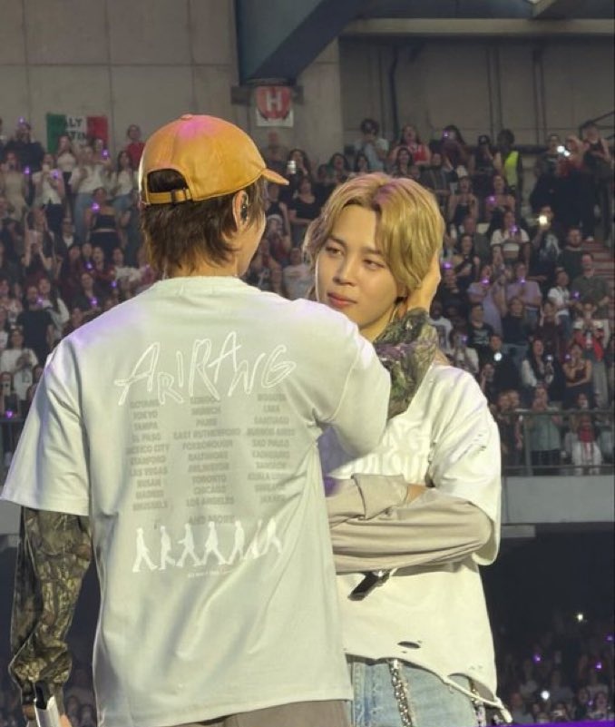 jsokhope's tweet photo. ver esse olhar de ternura do jimo pro hibi me fez lembrar da vez que o nam disse uma vez... 🥹

🐨: hoseok é sempre o número um pro jimim. vocês tem que entender isso, estamos todos em segundo lugar depois do hoseok. https://t.co/5x5lhIIzt9