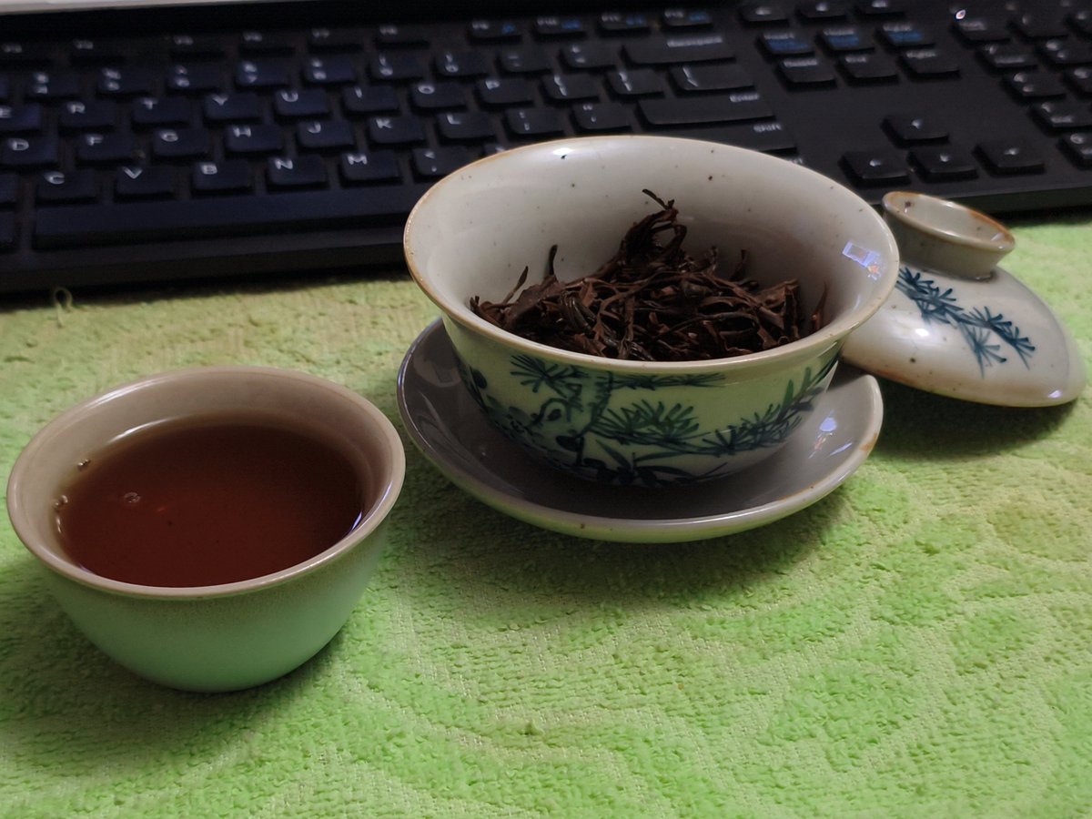 Pepehound's tweet photo. Evening tea. Dianhong Songzhen.

A bit light-bodied today due to the amount of tea I'm using, but still decent. https://t.co/nlH5GbSpt9
