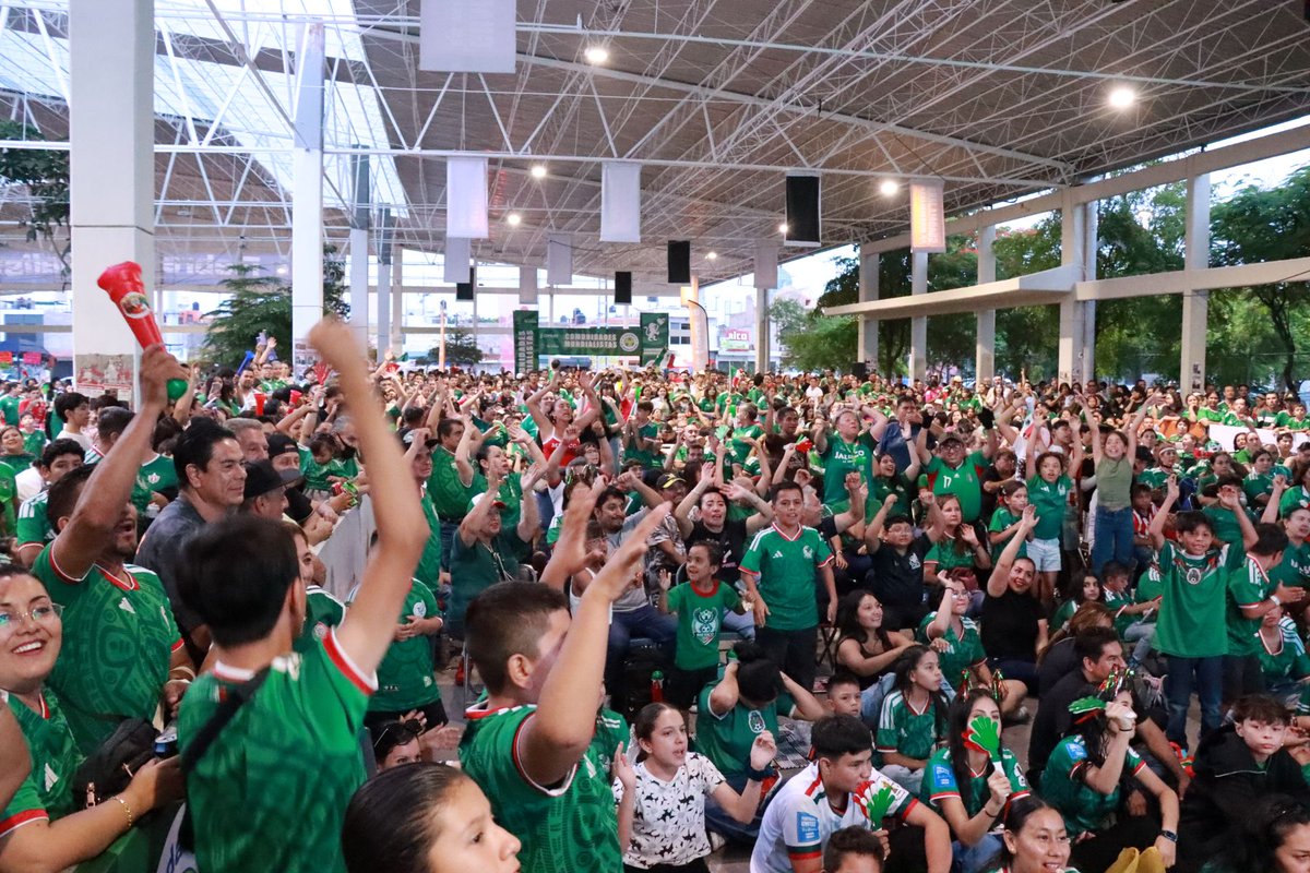 GuadalajaraGob's tweet photo. ¡En el parque San Jacinto se vive la fiesta mundialista! ⚽🎉

Con pantallas gigantes, música y un gran ambiente familiar, disfruta del próximo partido de México en la explanada del parque San Jacinto. 💚🤍❤️

Te esperamos el domingo 5 de julio a las 18:00 horas para apoyar a nuestra selección en comunidad.
