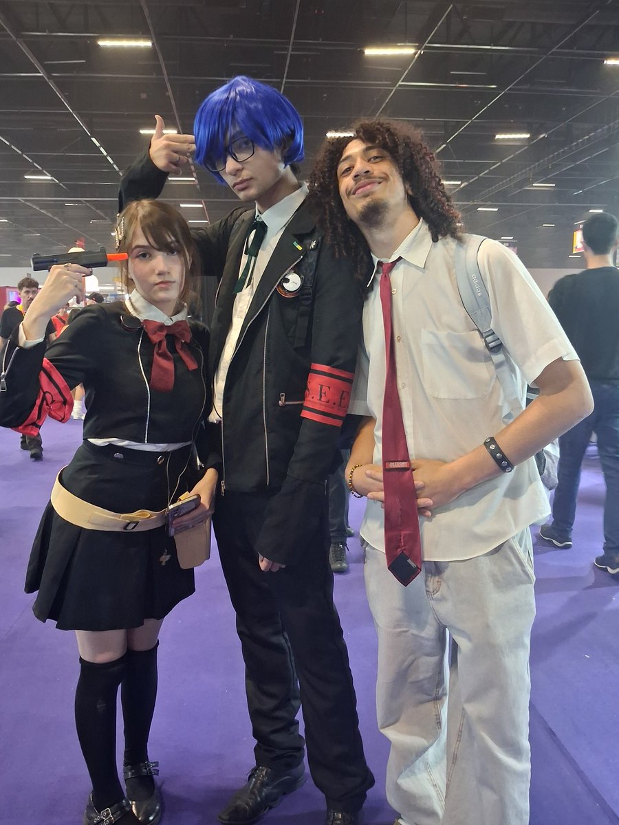 Autysmprime's tweet photo. A gente foi no Anime Friends e nosso objetivo era encontrar cosplayers de Persona, não tinha aparecido nenhum, ATE PASSAR UM MAKOTO DO LADO DO PABLO e ele ficando super feliz pq achou o personagem dele favorito ( Pablo fez o dia da menina reconhecendo o cosplay dela ) https://t.co/ZQiYJ0pl5N