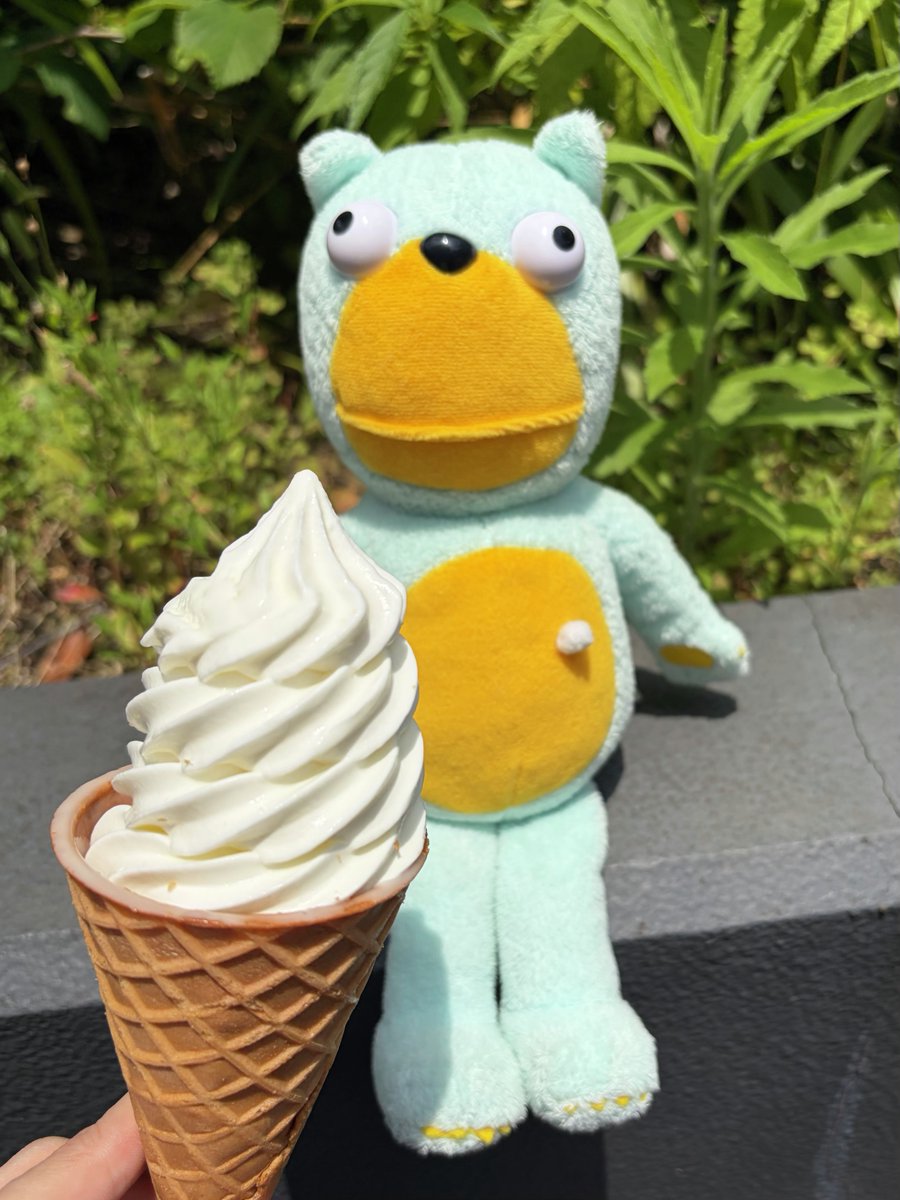 st_product_info's tweet photo. 今日は #ソフトクリームの日 🍨

熊雄が食べたそうにこちらを見てます。 https://t.co/vGZEmg1Sjb