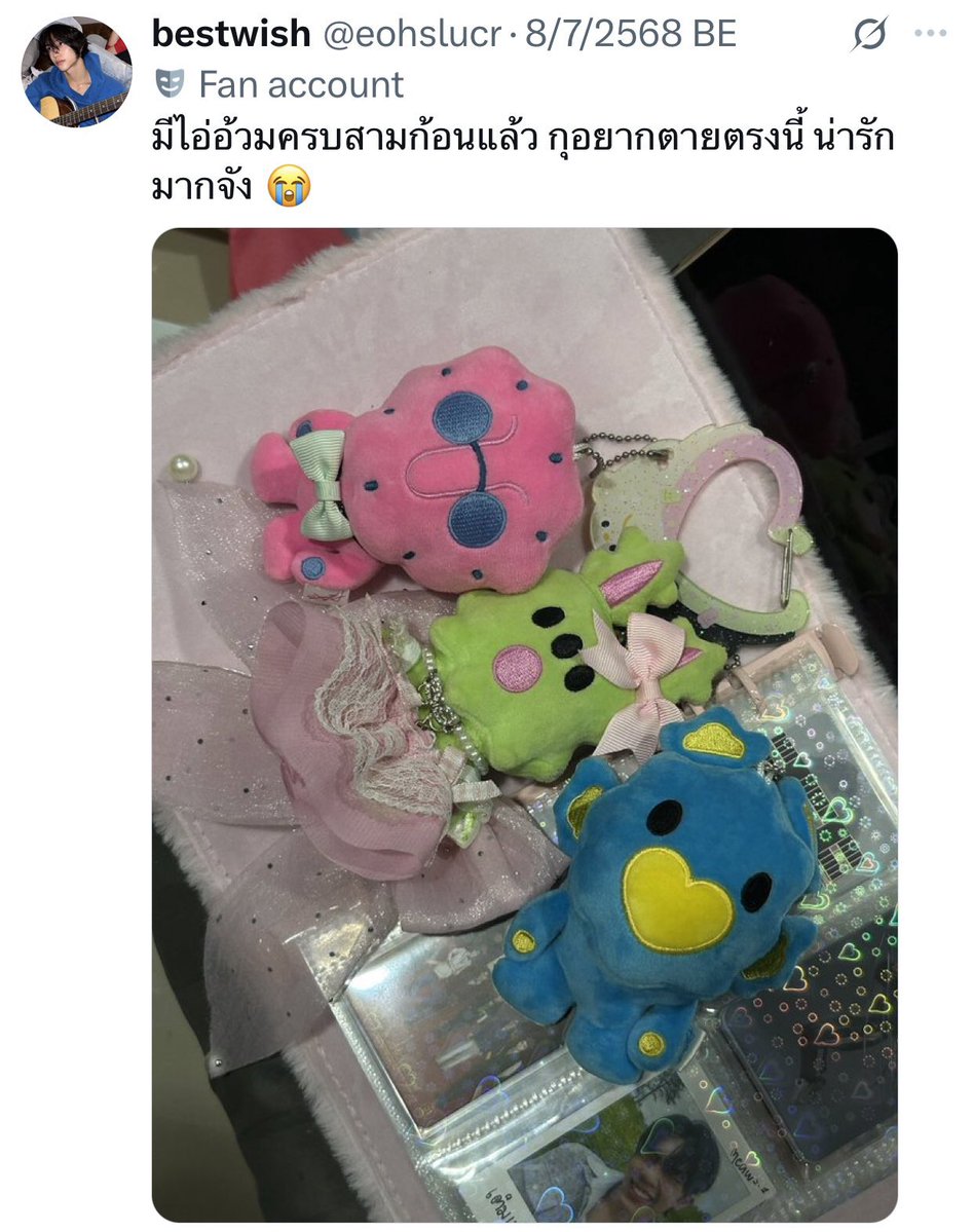 madlyl0veu's tweet photo. ขอบคุณสำหรับคำชี้แจงค่ะ 

บอกตรง ๆ ว่าครั้งแรกที่เราเห็นเราตกใจมากแต่ก็ยังคุยกับเพื่อนว่าหรือจะแค่บังเอิญ จนมาเห็นว่าคุณเคยใช้ carabiner ที่เราเคยผลิต เราจึงสงสัยว่าผลงานของคุณอาจจะติดภาพจากชิ้นงานของเราจริง ๆ 

ที่เราอยากบอกคือผลงานทุกชิ้นมีคุณค่าทางจิตใจของผู้สร้าง มันผ่านการตกตะกอนมาหลายครั้งกว่าจะได้งานนี้ออกมา และการที่คุณออกแบบชิ้นงานนี้ออกมาคล้ายคลึงกับเรามันทั้งไม่ให้เกียรติเราและไม่ให้เกียรติลูกค้าของคุณ

เราไม่รู้ว่าคุณจะคิดว่าเราใจร้ายมั้ยที่ให้ยกเลิกการผลิตงานชิ้นนี้ แต่เรามองว่าคุณควรแก้ไขสิ่งนี้ตั้งแต่ต้น เพราะลูกค้าของคุณเขาไม่รู้เรื่องและเขาไม่ทราบที่มาของการออกแบบชิ้นงานนี้ สิ่งที่คุณทำมันไม่ซื่อสัตย์ต่อลูกค้าที่มาหาผลิตกับคุณเลย

สุดท้าย เราหวังว่าคุณจะตระหนักเรื่องของลิขสิทธิ์มากขึ้น ผลงานทุกชิ้นมีลิขสิทธิ์ คุณในฐานะคนออกแบบควรให้ความสำคัญกับสิ่งนี้มาเป็นอันดับแรก เราขอให้คุณสร้างสรรค์ผลงานออกมาจากความคิดของตัวเองจริง ๆ โดยไม่ติดภาพลักษณ์ของใครมาอีกนะคะ