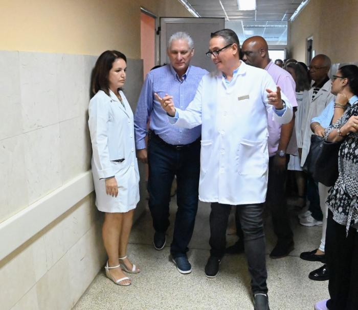 Granma_Digital's tweet photo. 🏥⚕️ǀ El Presidente Miguel Díaz-Canel Bermúdez visitó este jueves el Hospital Ginecobstétrico Universitario Ramón González Coro, institución de salud que es referencia en la atención a embarazadas🤰 y recién nacidos🤱. 
🔗 https://t.co/FAChafvJJw
#CubaEsSalud 🧬 https://t.co/RH1WNtOWHJ