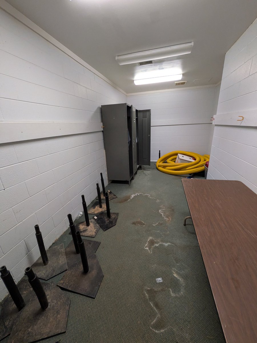 NewmanJ_R's tweet photo. Just want to make all the Europeans aware that this little closet for storing tees at a little league baseball complex in Alabama is air conditioned very nicely. https://t.co/XKWGlSmGjM