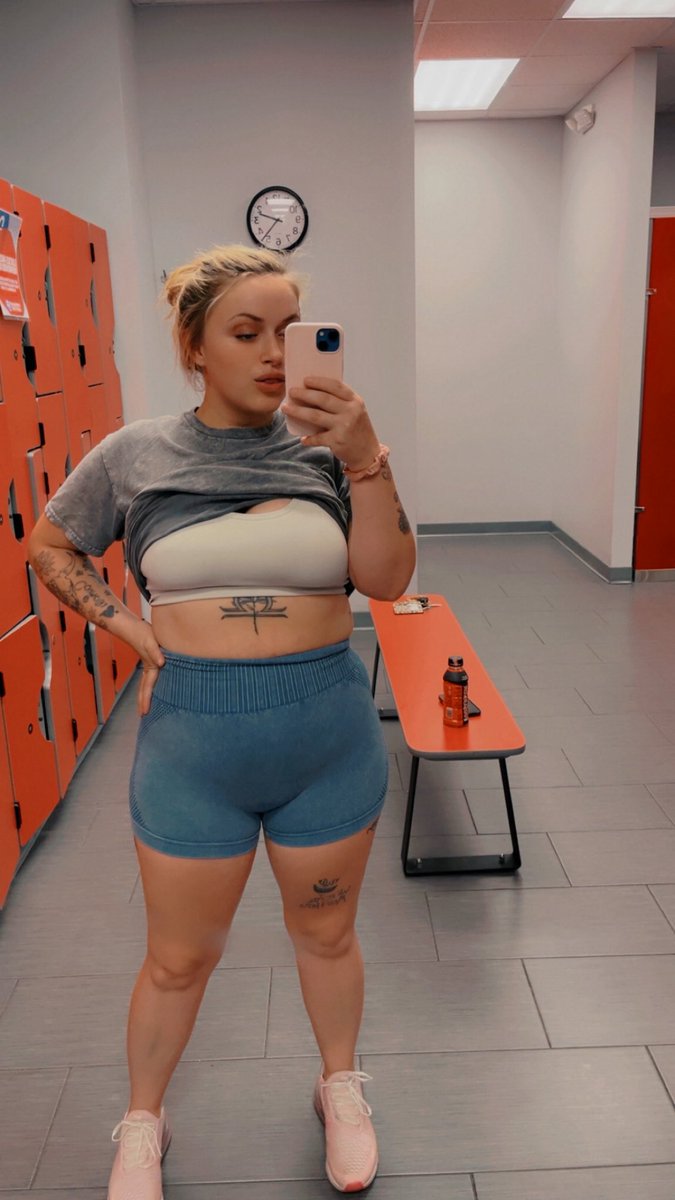 AshleyHackn's tweet photo. Hey babes wanna have a secret chat? 

https://t.co/CJDbISW1R0 https://t.co/15jCW6lApq