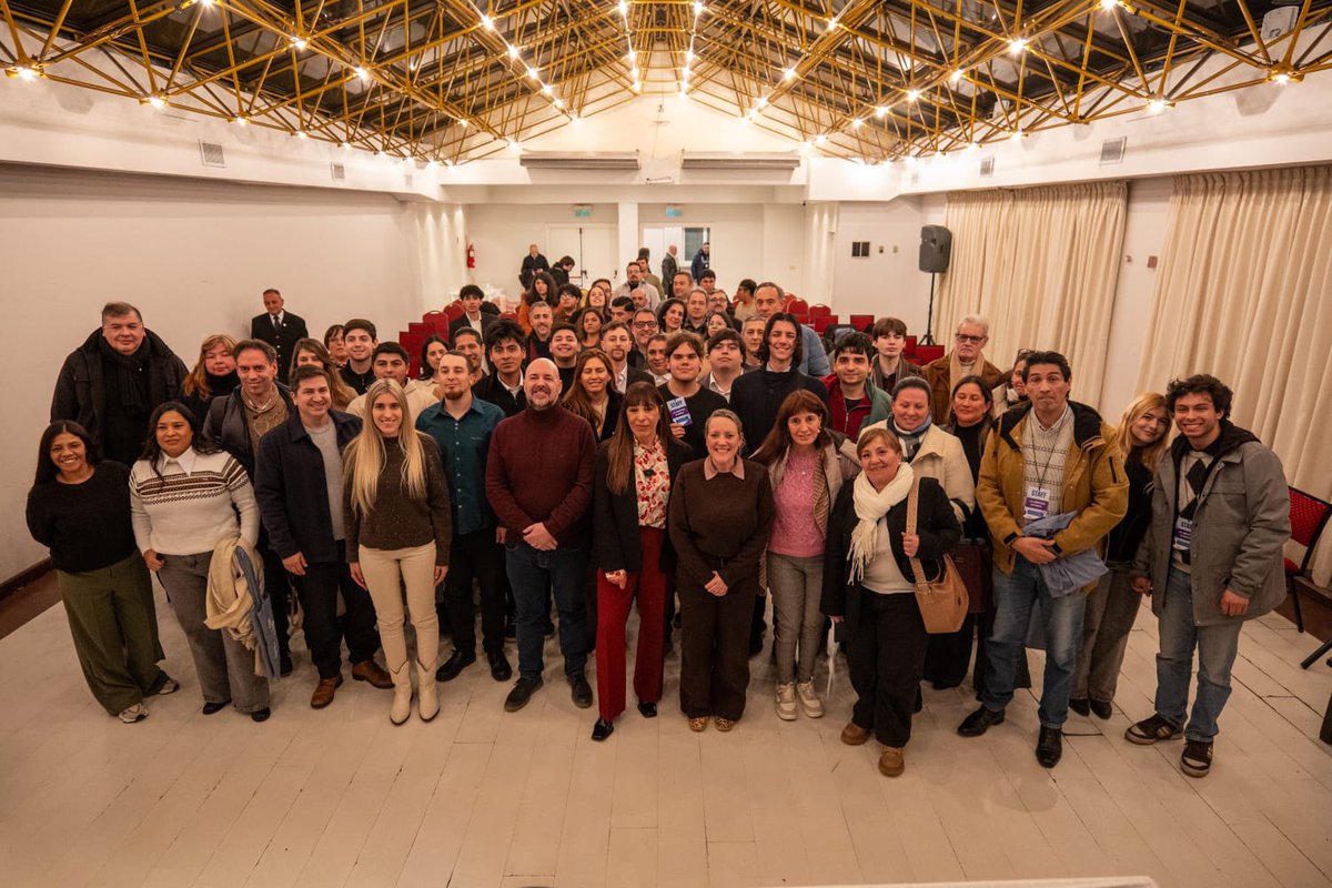 alecarrancio's tweet photo. Gracias a la Dra. @clauguardiaana por compartir una jornada de gran nivel sobre los desafíos y oportunidades que plantea la inteligencia artificial para la función legislativa.

Incorporar conocimiento y nuevas herramientas también es una forma de construir instituciones más eficientes y preparadas para el futuro.