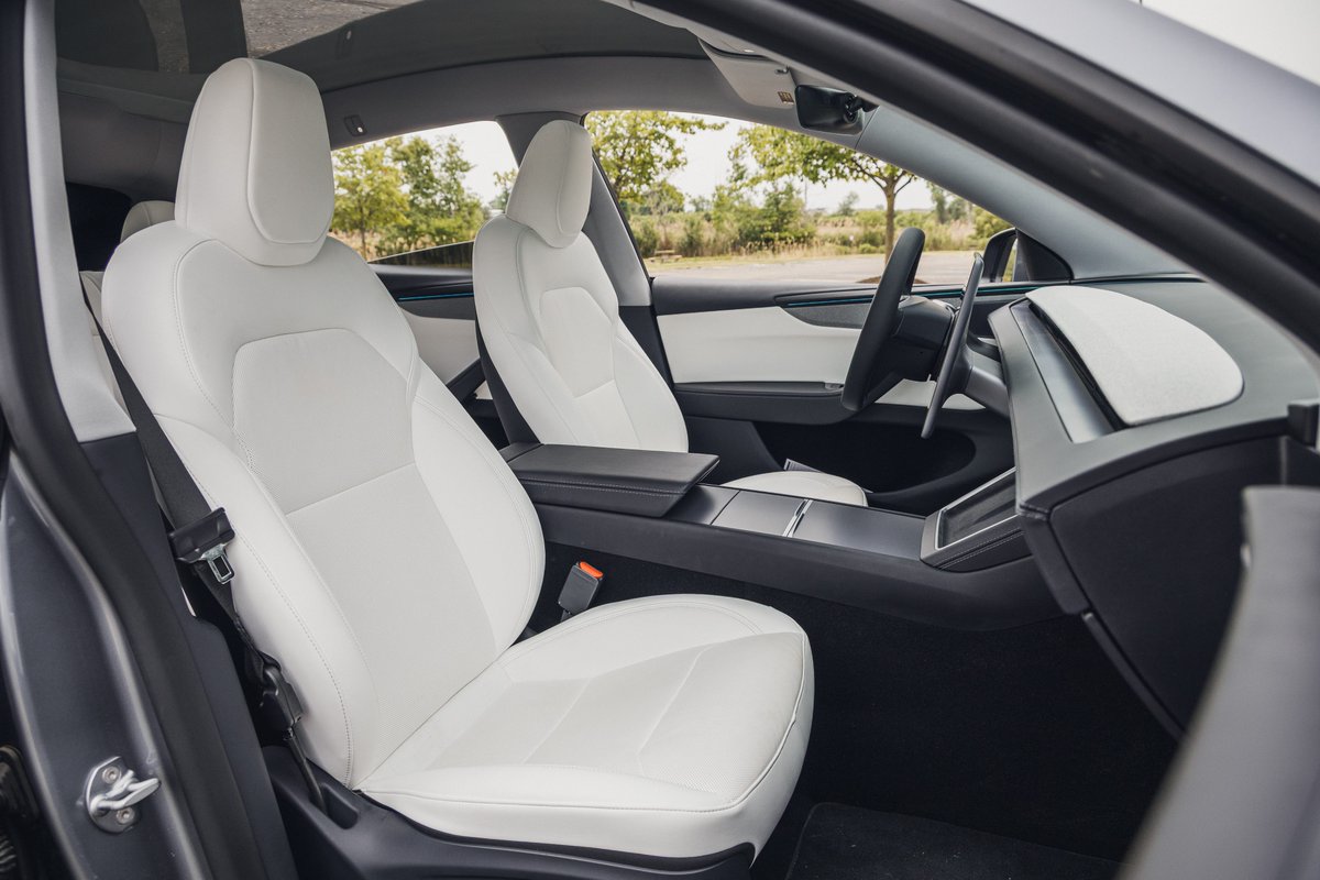 Cesar91_4's tweet photo. Llegó a USA el nuevo Model YL. Mira las fotos y stats del carro! 

Abajo las características y el financiamiento con Tesla. 

¿Te gustaría tener uno? 📷 Comenta abajo qué versión prefieres: Long Range, Performance o la base. #TeslaModelY #ModelYJuniper #Tesla #EV #CochesEléctricos🚗
https://t.co/DMI9x7ZMan 

Características principales del nuevo Model Y:Diseño renovado: 

-Faros y luces traseras de barra LED full-width, frontal más aerodinámico y estilo Cybertruck-inspired.
-Autonomía mejorada: Hasta 327 millas (aprox. 527 km) en versión Long Range AWD según EPA.
-Interior de lujo: Materiales premium, asientos ventilados, iluminación ambiental, pantalla trasera de 8" para pasajeros y más silencio en cabina.
-Rendimiento: Aceleración de 0-100 km/h en 4.6 segundos (Long Range AWD) o 3.3 segundos en versión Performance.
-Más espacio y confort: Hasta 2,138 litros de maletero, asientos traseros reclinables y mayor comodidad en viajes largos.
-Tecnología avanzada: Carga más rápida, mejor conectividad WiFi y actualizaciones Over-the-Air constantes.
-Eficiencia: Hasta 4% más aerodinámico y consumo más bajo.
-Hardware: 4

-Financiamiento a bajo interés: 0% APR en versiones base RWD y hasta 0.99% APR en modelos AWD/Premium (hasta 72 meses, con pago mínimo del 5%).
-Leasing atractivo: Desde $459/mes (con $3,000 de entrada, 36 meses, 10,000 millas/año).
-Opciones gratis: Interior y exterior (colores, llantas, etc.) incluidas en el Launch Series.
-Trade-in de auto de gasolina: 2,000 millas de Supercharging gratis (válido por 2 años después de la entrega).
-Referral: 3 meses de FSD gratis usando código de referral (adicional al año incluido).