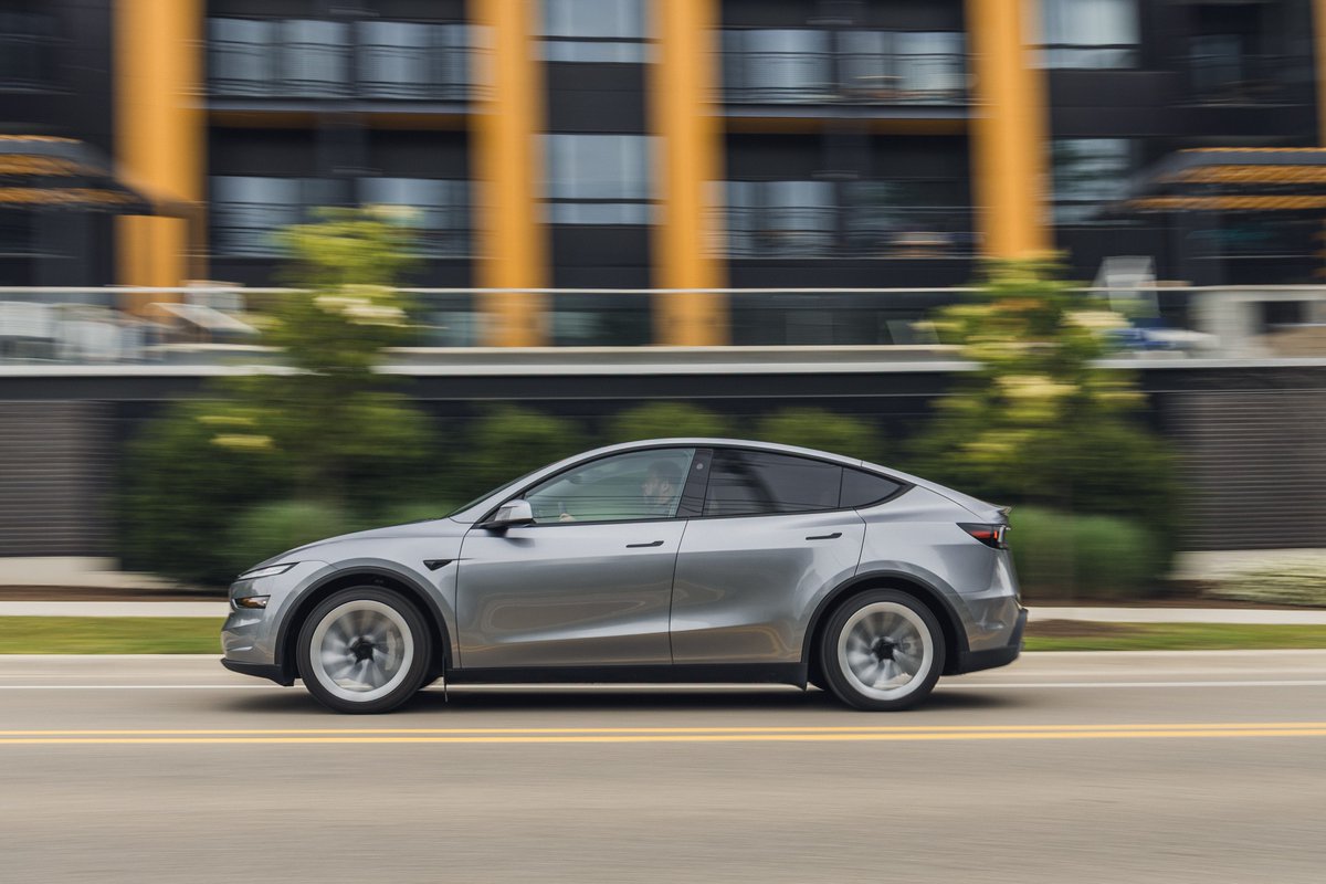 Cesar91_4's tweet photo. Llegó a USA el nuevo Model YL. Mira las fotos y stats del carro! 

Abajo las características y el financiamiento con Tesla. 

¿Te gustaría tener uno? 📷 Comenta abajo qué versión prefieres: Long Range, Performance o la base. #TeslaModelY #ModelYJuniper #Tesla #EV #CochesEléctricos🚗
https://t.co/DMI9x7ZMan 

Características principales del nuevo Model Y:Diseño renovado: 

-Faros y luces traseras de barra LED full-width, frontal más aerodinámico y estilo Cybertruck-inspired.
-Autonomía mejorada: Hasta 327 millas (aprox. 527 km) en versión Long Range AWD según EPA.
-Interior de lujo: Materiales premium, asientos ventilados, iluminación ambiental, pantalla trasera de 8" para pasajeros y más silencio en cabina.
-Rendimiento: Aceleración de 0-100 km/h en 4.6 segundos (Long Range AWD) o 3.3 segundos en versión Performance.
-Más espacio y confort: Hasta 2,138 litros de maletero, asientos traseros reclinables y mayor comodidad en viajes largos.
-Tecnología avanzada: Carga más rápida, mejor conectividad WiFi y actualizaciones Over-the-Air constantes.
-Eficiencia: Hasta 4% más aerodinámico y consumo más bajo.
-Hardware: 4

-Financiamiento a bajo interés: 0% APR en versiones base RWD y hasta 0.99% APR en modelos AWD/Premium (hasta 72 meses, con pago mínimo del 5%).
-Leasing atractivo: Desde $459/mes (con $3,000 de entrada, 36 meses, 10,000 millas/año).
-Opciones gratis: Interior y exterior (colores, llantas, etc.) incluidas en el Launch Series.
-Trade-in de auto de gasolina: 2,000 millas de Supercharging gratis (válido por 2 años después de la entrega).
-Referral: 3 meses de FSD gratis usando código de referral (adicional al año incluido).