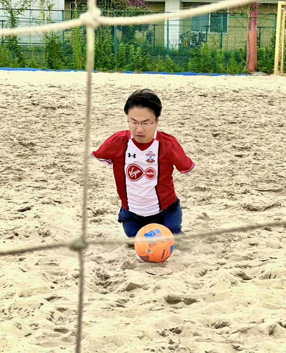 h_ototake's tweet photo. 【ビーチサッカー】最近はサーフィンをはじめ、様々なスポーツに挑戦する企画で動画撮影をしているのですが、この日は #ビーチサッカー にチャレンジ。#レーヴェ横浜 の選手たちにご協力いただき、かなり充実した撮影をすることができました。

砂浜の上だと埋もれていく感じで本当に動きにくいのですが、選手たちはそんなことをまったく感じさせない軽快な動き。とはいえ、グラウンダーのボールだとどこに転がっていくかが読みにくいため、基本的にボールは浮かせた状態でパスを回していくんですよね。

自分自身も動き回らなければならない撮影だったのに、選手たちの妙技にしばしば見惚れてしまうひとときでした😌

レーヴェ横浜のみなさん、ありがとうございました！！

@loewe_yokohama