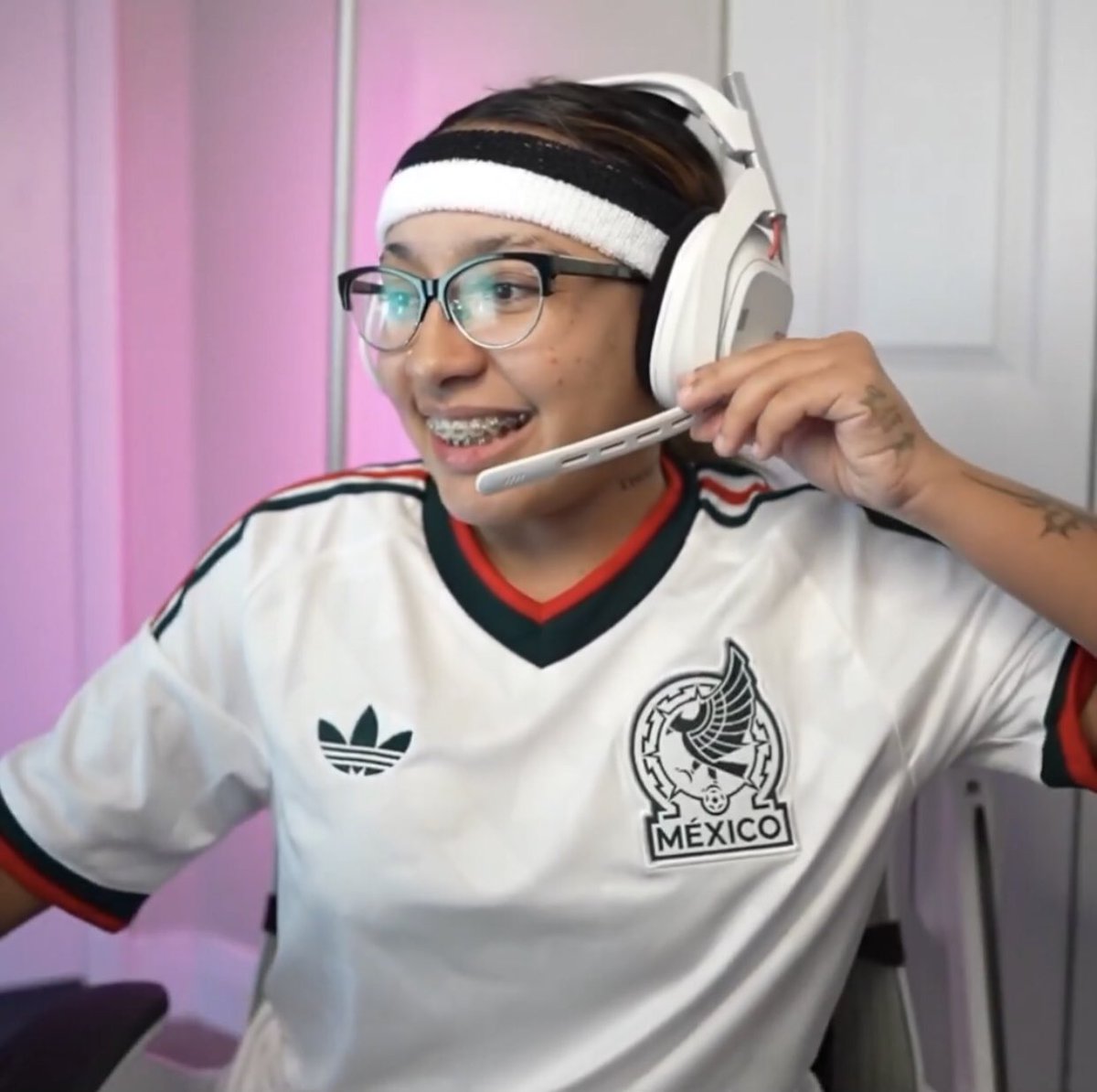 ximsgar's tweet photo. No dimensionas cuanto me ayudas con cada stream y no solo a mi, gracias por aceptar estar en esa serie y prender mas seguido me la pase cabron viéndote, te amo alorisa, tu y yo contra el mundo, BTW QUE RICA TE VES CON LA PLAYERA DE MI SELECCIÓN 🇲🇽 https://t.co/tU7VbMu3Ec