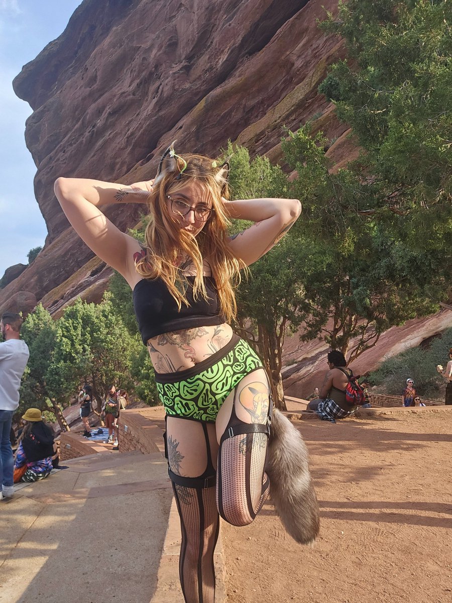 nuibella's tweet photo. Posted up for Rsun 🥰🥰🥰 #deadrocks https://t.co/VQMuXGC2cS
