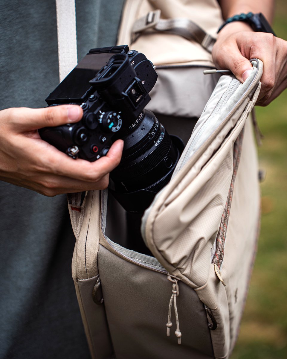 PGYTECH_global's tweet photo. The OneGo Roamer Tote Backpack 18L in Sand Khaki rests among fresh grass — droplets on the fabric, YKK zippers sealed tight, interior dry. Sand Khaki after a shower. Pure calm. 🎒✨
#PGYTECH #MakeCreationEasier #OneGoRoamer #AfterTheRain #OutdoorGear https://t.co/eT2GIJ0S5I