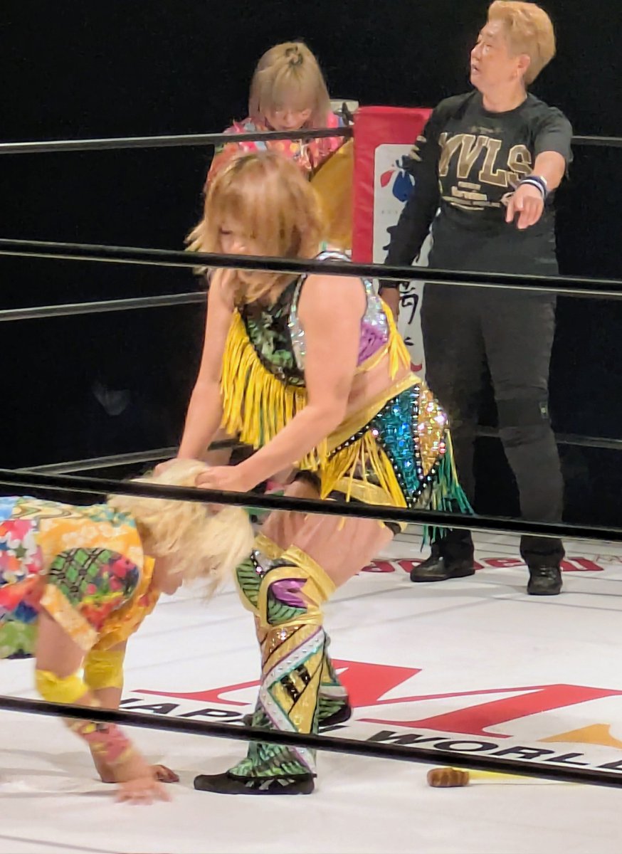 yellowwave0124's tweet photo. 2026/07/02　新木場大会
#マーベラスプロレス
メインイベント
🐝黄色軍団 🦊
　　　　🆚
　ボブボブモモ🍑バナナ🍌

いつの間にか、タワシスティックが…この使い方は初じゃない?!　(永島選手の足もと)
　　       
#永島千佳世 
#岡優里佳 https://t.co/tK1VXGSdQP