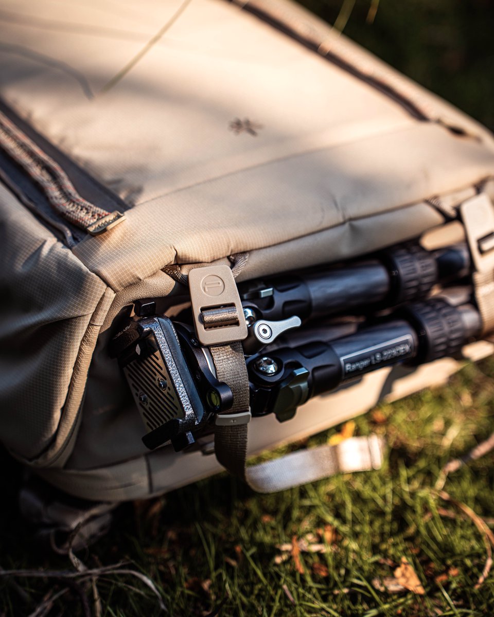 PGYTECH_global's tweet photo. The OneGo Roamer Tote Backpack 18L in Sand Khaki rests among fresh grass — droplets on the fabric, YKK zippers sealed tight, interior dry. Sand Khaki after a shower. Pure calm. 🎒✨
#PGYTECH #MakeCreationEasier #OneGoRoamer #AfterTheRain #OutdoorGear https://t.co/eT2GIJ0S5I