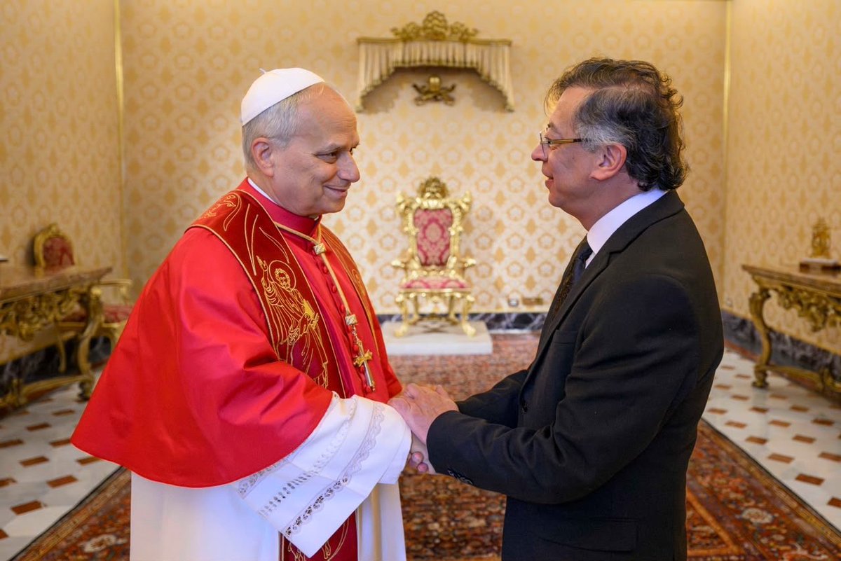 PremiosPopis's tweet photo. —Es usted un Santo, de verdad que admiro su alma limpia, su gran corazón y el hecho de que sea el enviado de Dios en la tierra.
—Gracias, querido Papa. https://t.co/B3r7RyEfAw