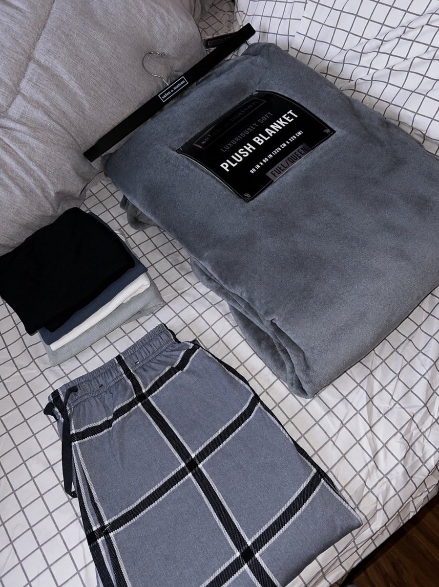ExoChino's tweet photo. homebody essentials 💆🏻‍♂️ https://t.co/f78oVGy8hO