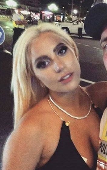 AMENARTPOP's tweet photo. her necklace https://t.co/LvnVVMbpVp