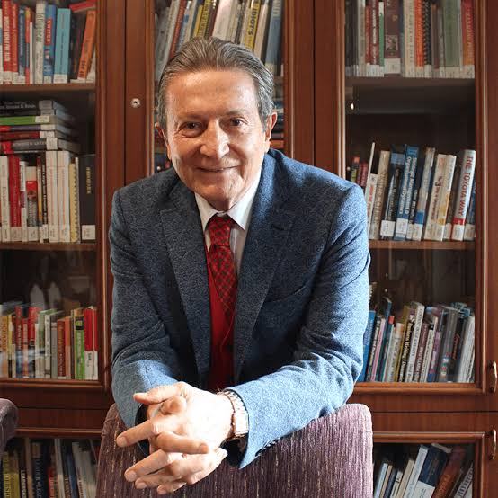 telqraft's tweet photo. Prof. Dr. Acar Baltaş'tan anne ve babalara altın değerinde uyarılar:

🔷 Anne babalara söyleyeceğim bir tek şey var; çocuklarınızın yapabileceği hiçbir şeyi siz yapmayın.

🔷 Çocukluk, kişinin ihtiyaçlarının annesi ve babası tarafından karşılanamayacağını anladığı zaman biter.

🔷 Eğer bu süreç tamamlanmaz ve çocukluk bitmezse, çocuk hayatındaki tüm başarısızlıklardan annesini ve babasını sorumlu tutar.

🔷 Yetişkinlik ise tam olarak yaşadığı hayat sebebiyle annesini ve babasını sorumlu tutmamaya başladığı zaman başlar.

🔷 Eğer siz bu birinci adımı atmaz ve çocuğun ihtiyaçlarını hep karşılamaya devam ederseniz, emin olabilirsiniz ki ileride memnun olmadıkları hayattan sizi sorumlu tutacaklar.

🔷 O gün geldiğinde anne ve baba da çaresizce "Ben daha ne yapayım, ne yapsaydım?" diyecek.

🔷 Bize hep "Daha ne yapayım ben bu çocuğa?" diyorsunuz ya; yapmayın, onun yapabileceği hiçbir şeyi siz yapmayın.