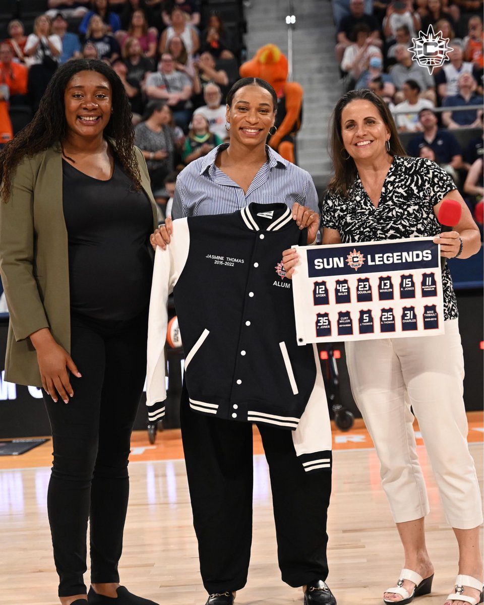 ConnecticutSun's tweet photo. Honoring a legend. Celebrating a legacy 🤍 Thank you Jasmine Thomas!

#GetClose  | #CTSun https://t.co/QOFF4HyQES