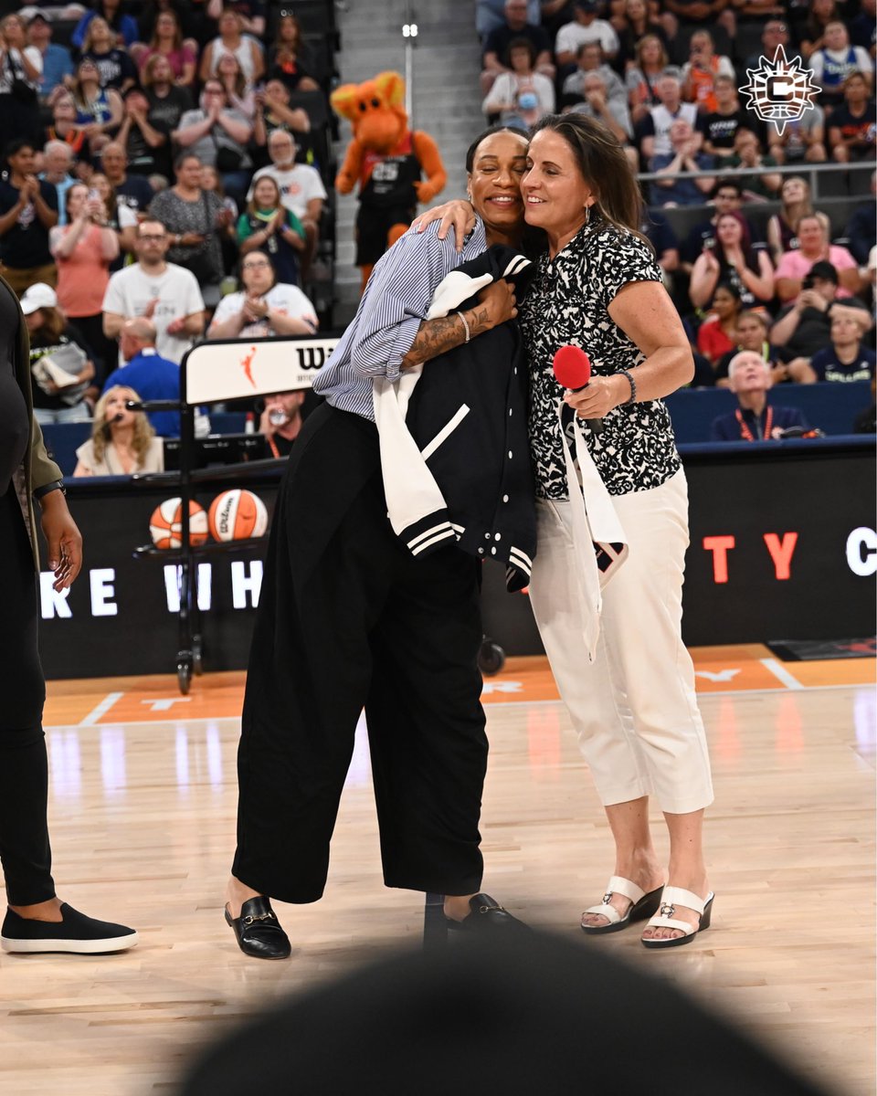 ConnecticutSun's tweet photo. Honoring a legend. Celebrating a legacy 🤍 Thank you Jasmine Thomas!

#GetClose  | #CTSun https://t.co/QOFF4HyQES