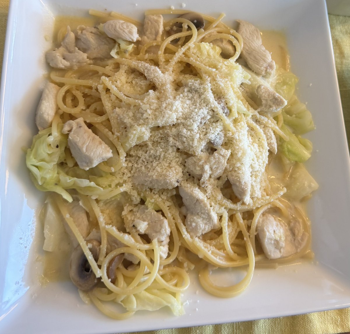 ldt_on's tweet photo. 茅乃舎クリームパスタレシピ

スパゲッティ80g
オリーブ油適量
きざみニンニク（チューブ可）適量 キャベツ1/8 マッシュルーム2個
鶏胸肉200g 大地の恵みだし（袋を破って）1袋 牛乳200ml
バター10g パルメザンチーズ多めに https://t.co/WZsSOBgDPS