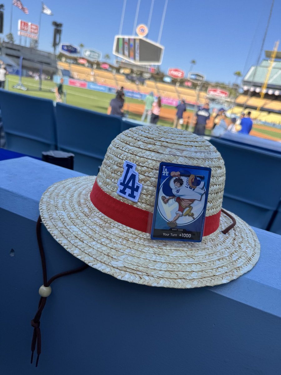 ドジャース・スタジアムで ワンピースコラボの麦わら帽子とカードをGET