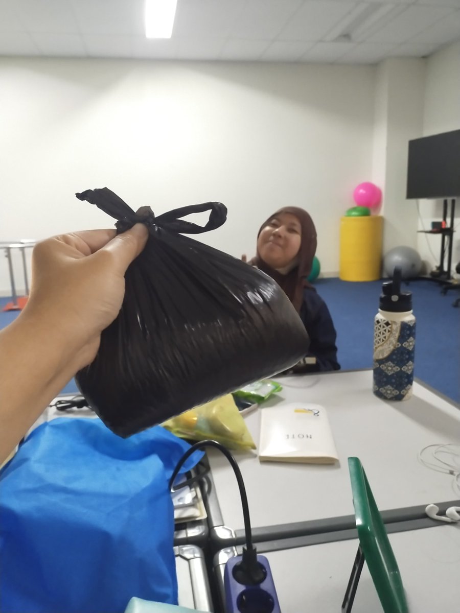riuyoon's tweet photo. kmrn bawa bekel ga pake nasi, ditanya knp?? gw bilang blm beli beras, HARI INI DIKASIH BERAS SAMA DIA ANJ GW GAKUAT 😭🙏 https://t.co/2VdwjwOuwg