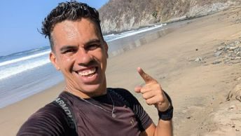 eolopacheco's tweet photo. "Bájele de huevos, no estamos jugando, ya tenemos tu ubicación" 

Este fue el último mensaje de amenaza que recibió el influencer Alex Serna antes de desaparecer en Zihuatanejo.

El silencio absoluto ha encendido las alarmas en las redes sociales, donde miles de seguidores exigen la localización inmediata del creador de contenido Alex Serna, incomunicado desde hace aproximadamente 10 días. 

Conocido por su labor de periodismo ciudadano, Serna basaba su contenido en dar voz a denuncias comunitarias y exponer irregularidades en la región. Su última señal de actividad ocurrió el pasado 20 de junio, cuando publicó un video en el que acusaba directamente a un empresario extranjero, dueño de una deshidratadora de mango en La Saladita, de operar sin permisos ecológicos desde 2017 y de extraer agua ilegalmente sin el aval de la Conagua. 

En marzo, Alex Serna exhibió capturas de pantalla de una cuenta de Facebook anónima que le advertía de forma directa que "le bajara de huevos" porque ya tenían rastreada su ubicación. 

Ante la falta de un pronunciamiento oficial por parte de la fiscalía o de los implicados, familiares, amigos y colectivos digitales han inundado las plataformas con llamados de auxilio, exigiendo que el gobierno federal y estatal intervengan con urgencia para esclarecer los hechos, investigar las amenazas previas y encontrarlo con vida antes de que sea demasiado tarde.