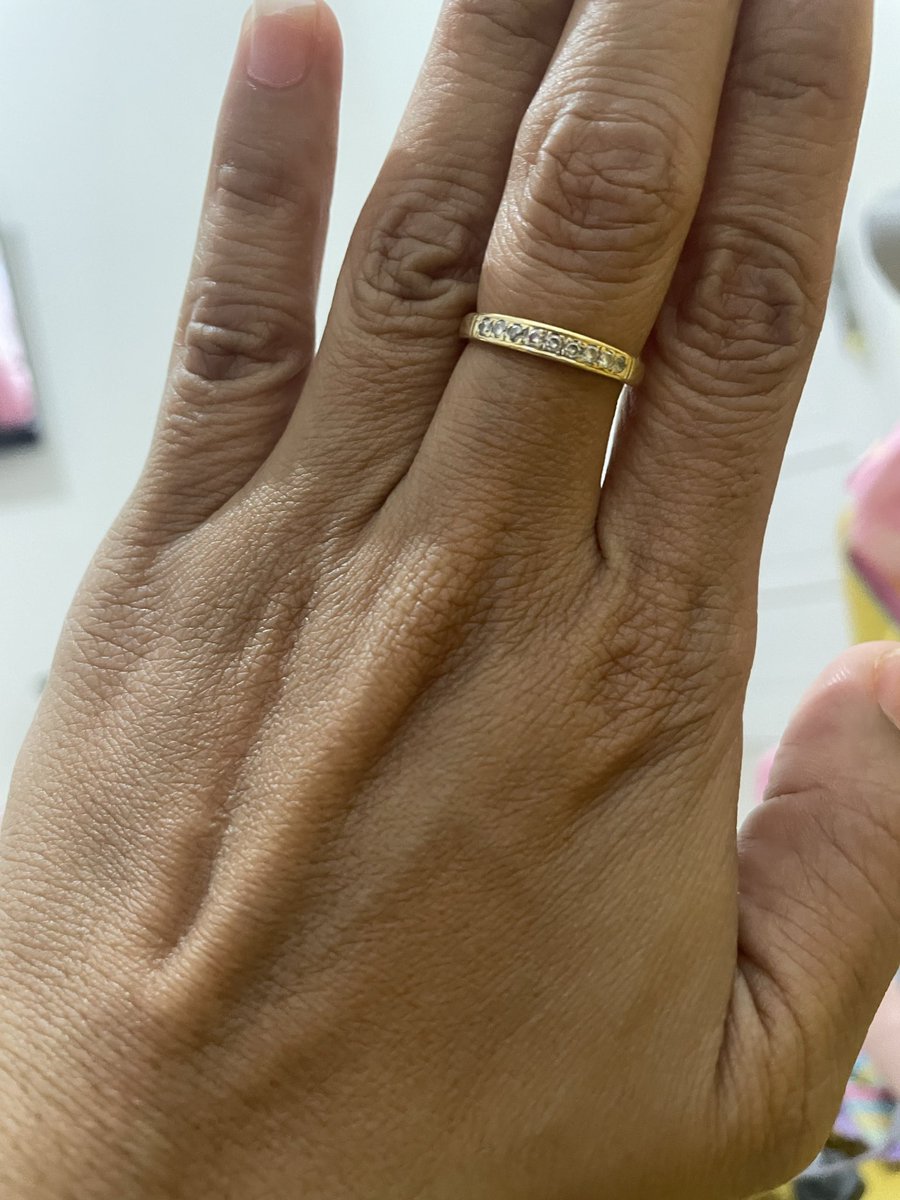 colodya's tweet photo. Dari Bapak utk Mama, katanya dl kado anniv ❤️ Bukan satu2nya yg dikasih krn emg love languagenya sending gift. Mulai dr cincin, kalung, sampe scarft versace 😂 too much utk seorg yg bekerja sbg Buruh. Tp itulah Bapak. Syukurnya cincin ini boleh kuminta, jd bs kenang Bapak trs. https://t.co/sgZvviVEY4