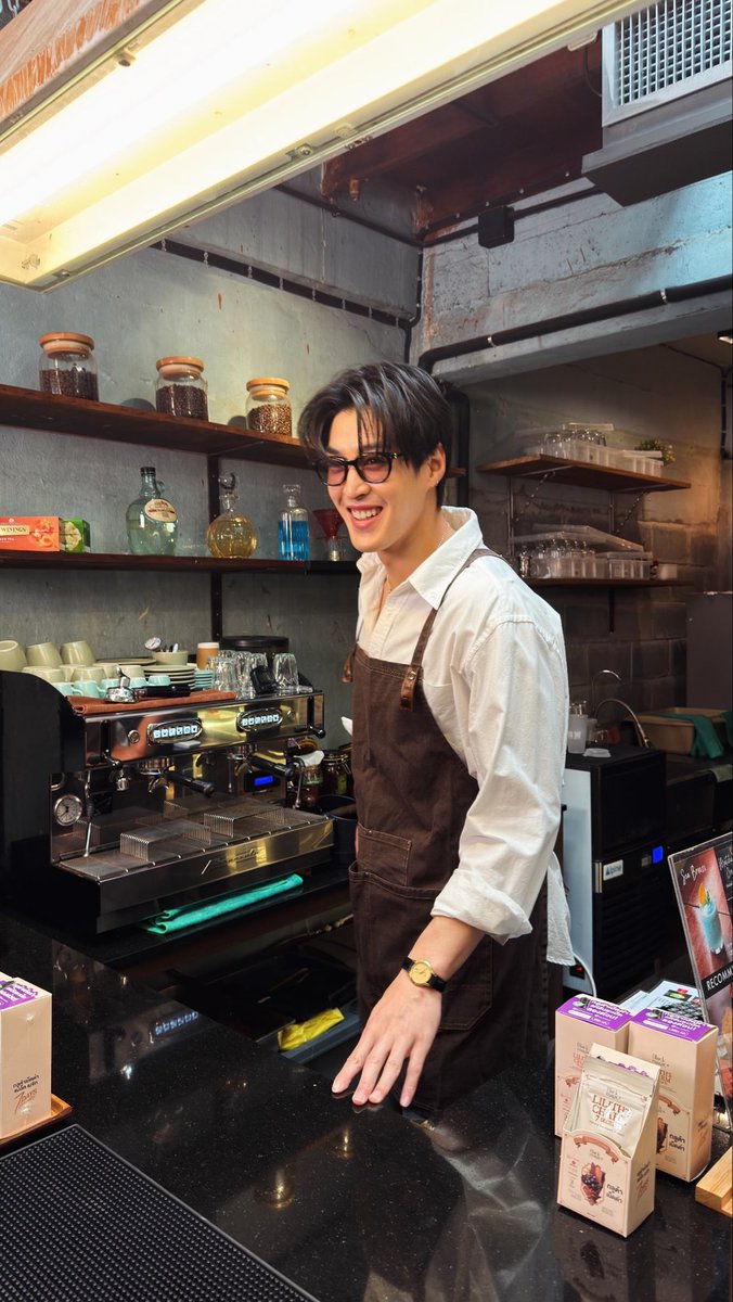 josswayad's tweet photo. “kopi susu keluarga 1 ya mas.”
“gak usah pake susu.”
“pake mas nya aja.”

- saya, customer. https://t.co/qYAy8kyOAG