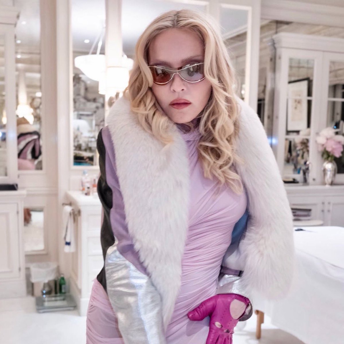 PopTingz's tweet photo. Madonna's 'CONFESSIONS II' has reached #1 on US iTunes. https://t.co/bhsLZ8zlnQ
