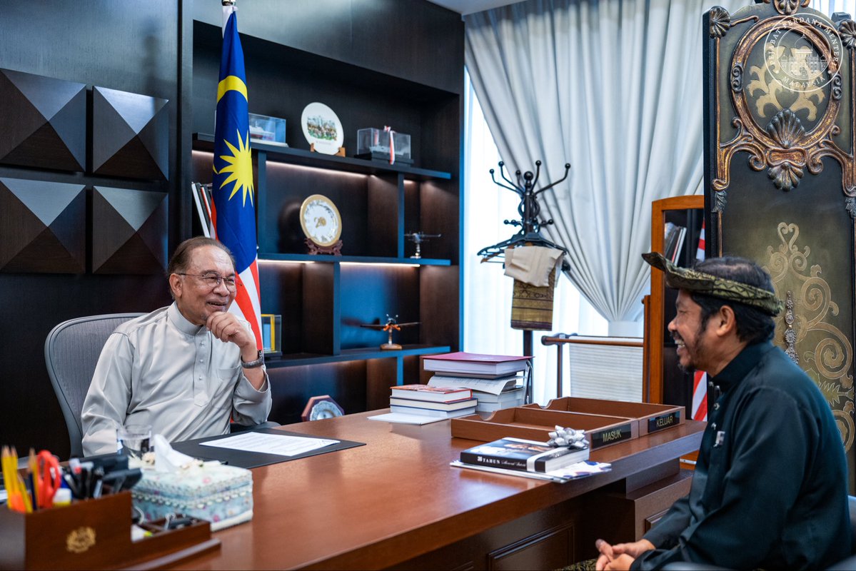anwaribrahim's tweet photo. Menerima kunjungan hormat perpisahan Dato’ Sri Dr. Mohd Uzir Mahidin sempena persaraan wajib beliau sebagai Ketua Perangkawan pada 8 Julai nanti.

Saya merakamkan penghargaan atas khidmat bakti dan dedikasi beliau dalam memperkukuh institusi statistik negara, yang menjadi asas penting kepada penggubalan dasar serta perancangan pembangunan negara.

#MalaysiaMADANI 
#MADANIBekerja 
#YakinMADANI