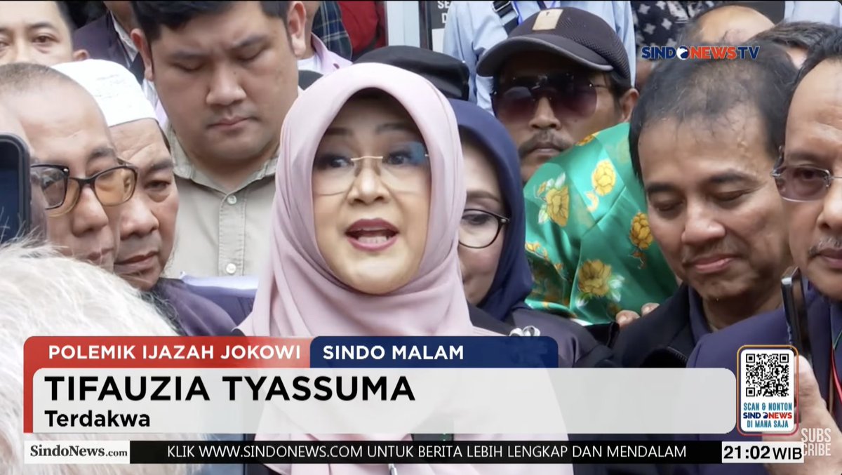 LambeSahamjja's tweet photo. Pembelaan Dr. Tifa soal jadi terdakwa ijasah palsu:
- itu hanya Pendapat ilmiah
- bukan fitnah, tapi analisis anatomi morfologi
- Diundang sebagai ahli bukan bicara sembarangan
- Tantang tunjukkan ijazah asli
- itu satu-satunya cara buktikan dia salah
- 25 kuasa hukum siap lawan
- kami akan lawan terus 
- Roy Suryo hadir — beri dukungan moral