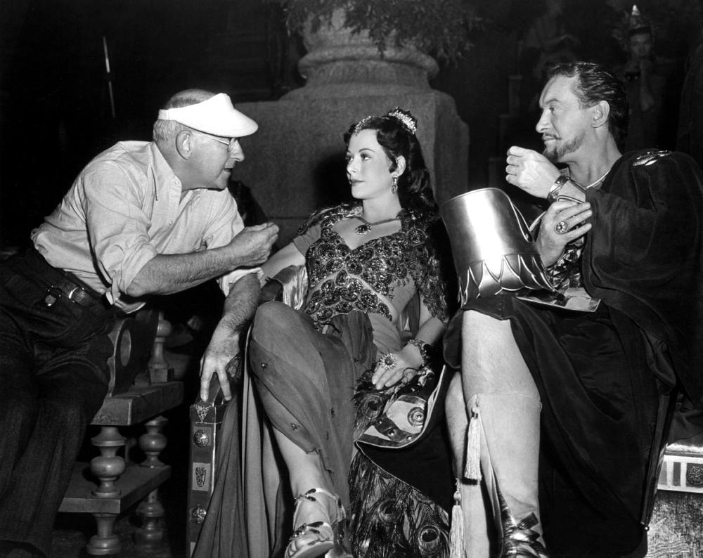 O_Thursday's tweet photo. ➡️ Cecil B. DeMille, Hedy Lamarr y George Sanders #BOTD en el plató de Samson and Delilah (1949). https://t.co/WiCDSYMsuB