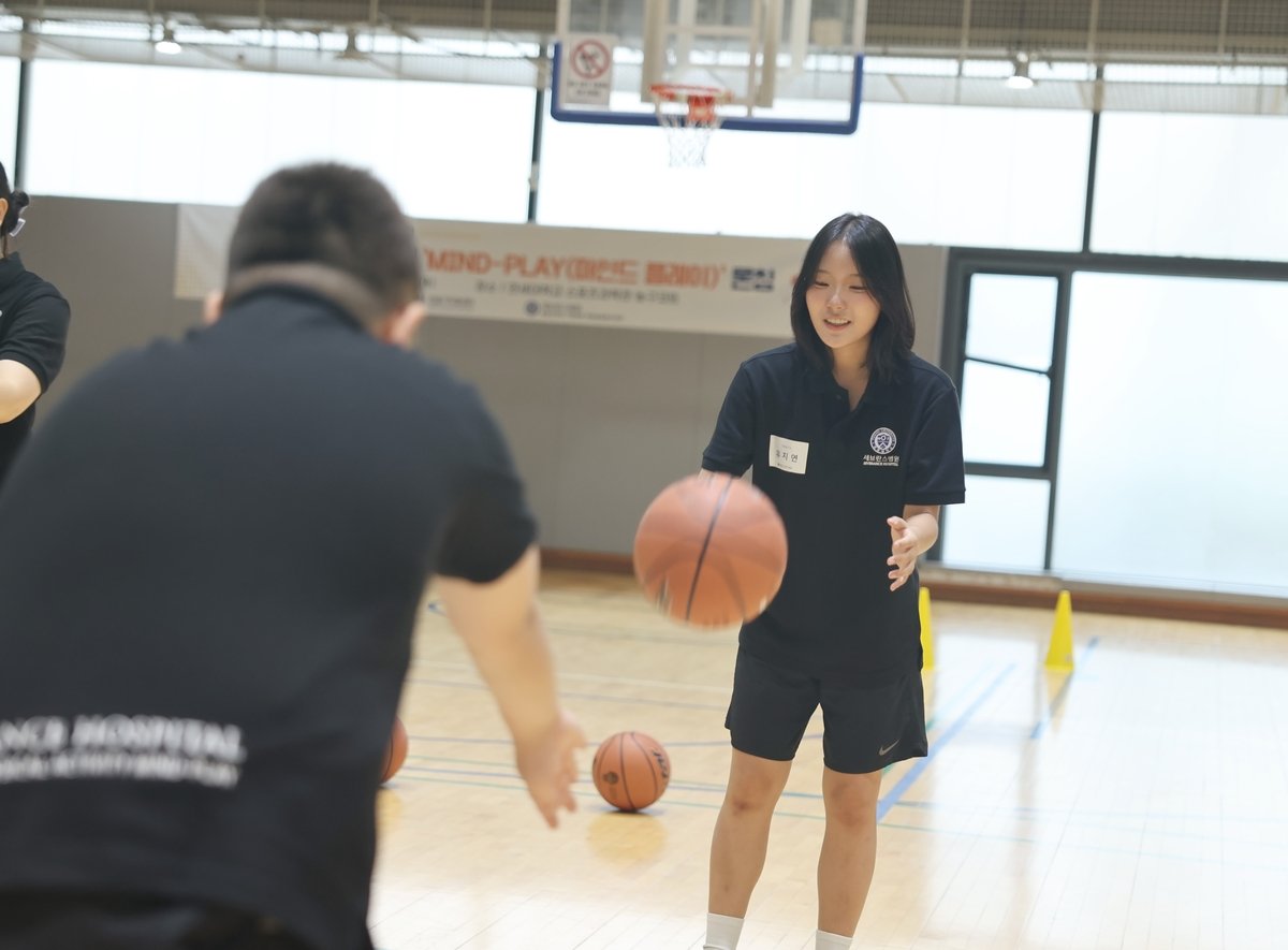 Kpop_Herald's tweet photo. The Min Yoongi Treatment Center at Severance Hospital has launched a basketball therapy program for adolescents with autism spectrum disorder. 🏀

Opened with @BTS_bighit's SUGA's ₩5 billion donation, the center has provided music-based social therapy for children with autism. According to the hospital, the new basketball therapy program was also launched with the @NBA global ambassador's strong support.

The center continues to expand personalized therapy through sports, music and other creative activities, with SUGA continuing to make a positive impact beyond music. 💜

#BTS #SUGA