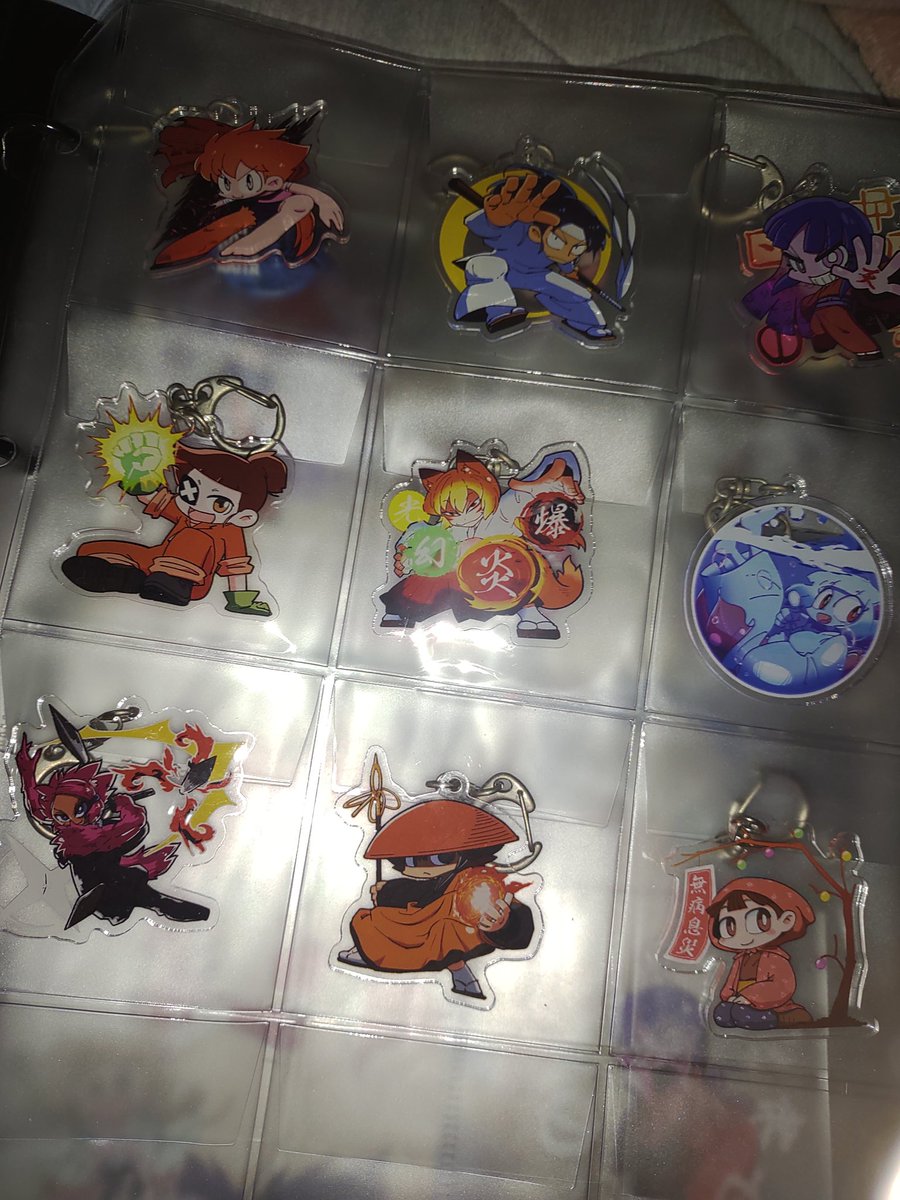 osLV3's tweet photo. プレゼント企画
グッズが増えたせいか年中アクキーが風でとんでくのでファイリング
収まりはいいけど飾ってる感がなくなってなんかなーって感じ🥲 https://t.co/iozBtGlpX4