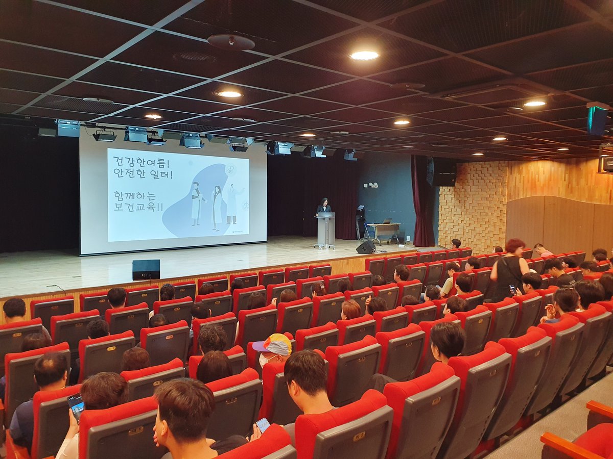 yongsanFMC's tweet photo. 🌞 안전한 여름을 위한 준비!
용산구시설관리공단은 임직원을 대상으로
「2026년 혹서기 폭염 대비 및 물질안전보건자료(MSDS) 보건교육」을 실시했습니다.
폭염 대응과 화학물질 안전관리 역량을 강화하며 안전한 근무환경 조성에 힘쓰겠습니다.
#용산구시설관리공단 #안전보건교육 #폭염대비 #MSDS https://t.co/0QrYZPIlTf