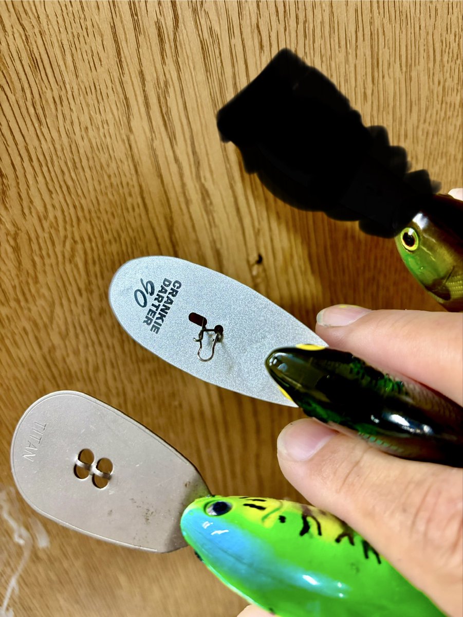thtackle2's tweet photo. メタルリップのクランクベイトをゆっくり巻いて使う釣りが効く事はクランキーダーターやハイパークランクで証明されてきました。しかし、クランクが見切られやすいクリアウォーターのスロースピードでも食って来る理由については、あまり言われる事がないようです。
僕の仮説では、メタルリップが・・ https://t.co/o0U4YAU5HI
