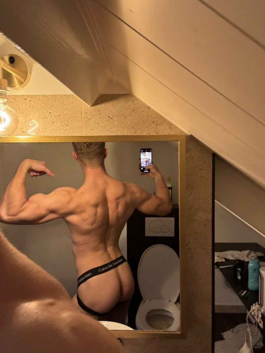 dutchblondee's tweet photo. Who wants some Birthday cake? I turned 27 today 🥰 https://t.co/rKKmdX99Wb
