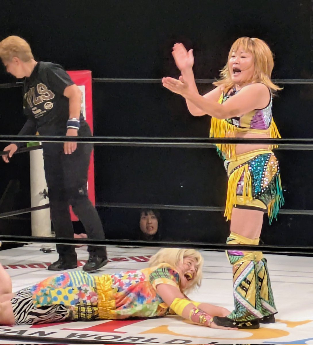 yellowwave0124's tweet photo. 2026/07/02　新木場大会
#マーベラスプロレス
メインイベント
🐝黄色軍団 🦊
　　　　🆚
　ボブボブモモ🍑バナナ🍌

引き込む足と着地くの字足
ハンドスタンプ💫
　　       
#永島千佳世 
#岡優里佳 https://t.co/RuhelCm0wv