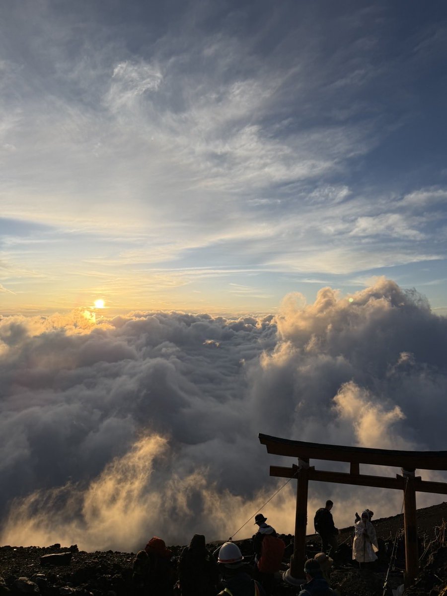 MarinaIsSun's tweet photo. 無事にご来光を拝んで下山しました🗻
ありがとう富士山！ https://t.co/3PjoNVh1fh