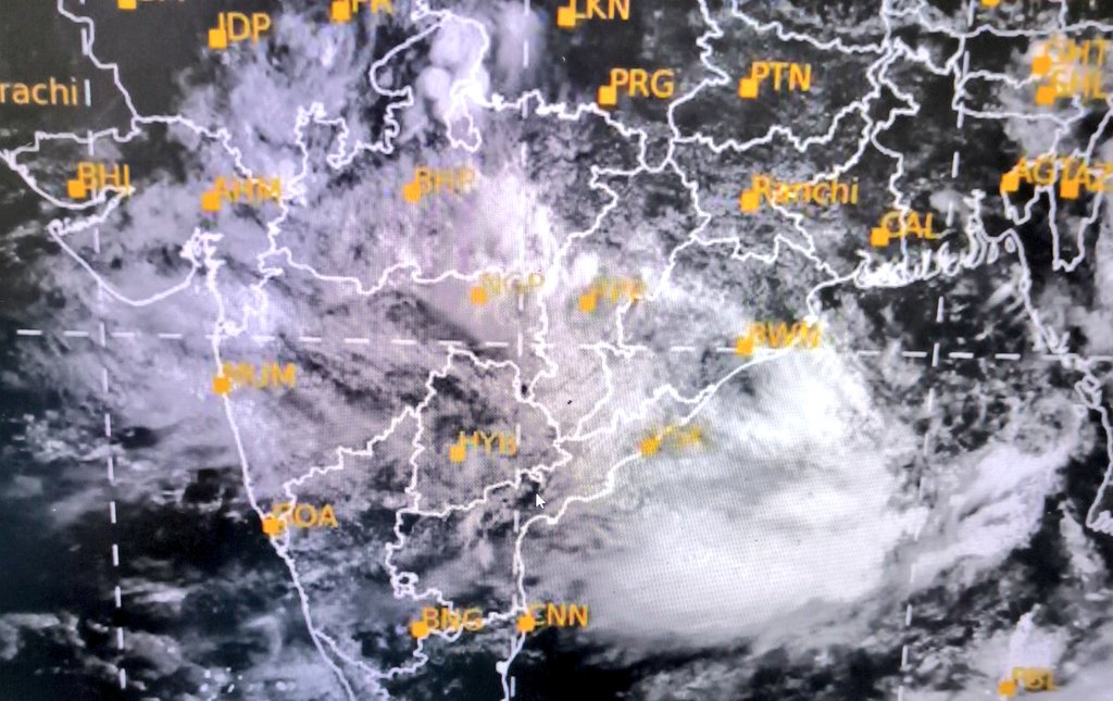 Hosalikar_KS's tweet photo. Both Arabian &amp; bay monsoon branches are active. 
Low pressure area ober BoB busy in its job.. 
Excellent https://t.co/vVPN7YNZ22