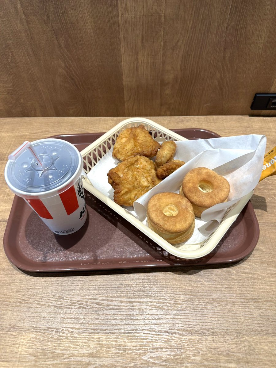 otake2103's tweet photo. これだけで足りるかな～と思うのがいけないんだよな･･

コーラ+ケンタ＝最強タッグ

さいいん最強タッグがおおすぎて困る(>_<)

❖不動産を・売りたいとき・買いたいとき
❖おたけ不動産 株式会社
❖岡山県総社市中央1丁目22番地105
☎（0866）95-2402

#ケンタ #オリジナルチキン #手が #ベトベト https://t.co/j8bWFPtPEr