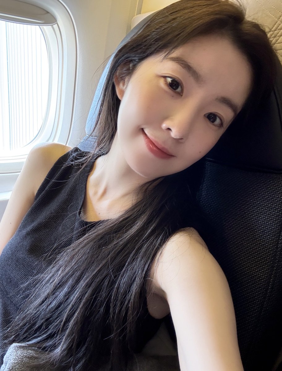 seurrene_'s tweet photo. have a safe flight irene 😘 https://t.co/f8dMxMLQX9